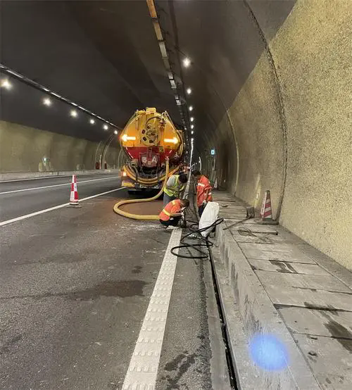 瑞溪镇隧道排水渠清淤